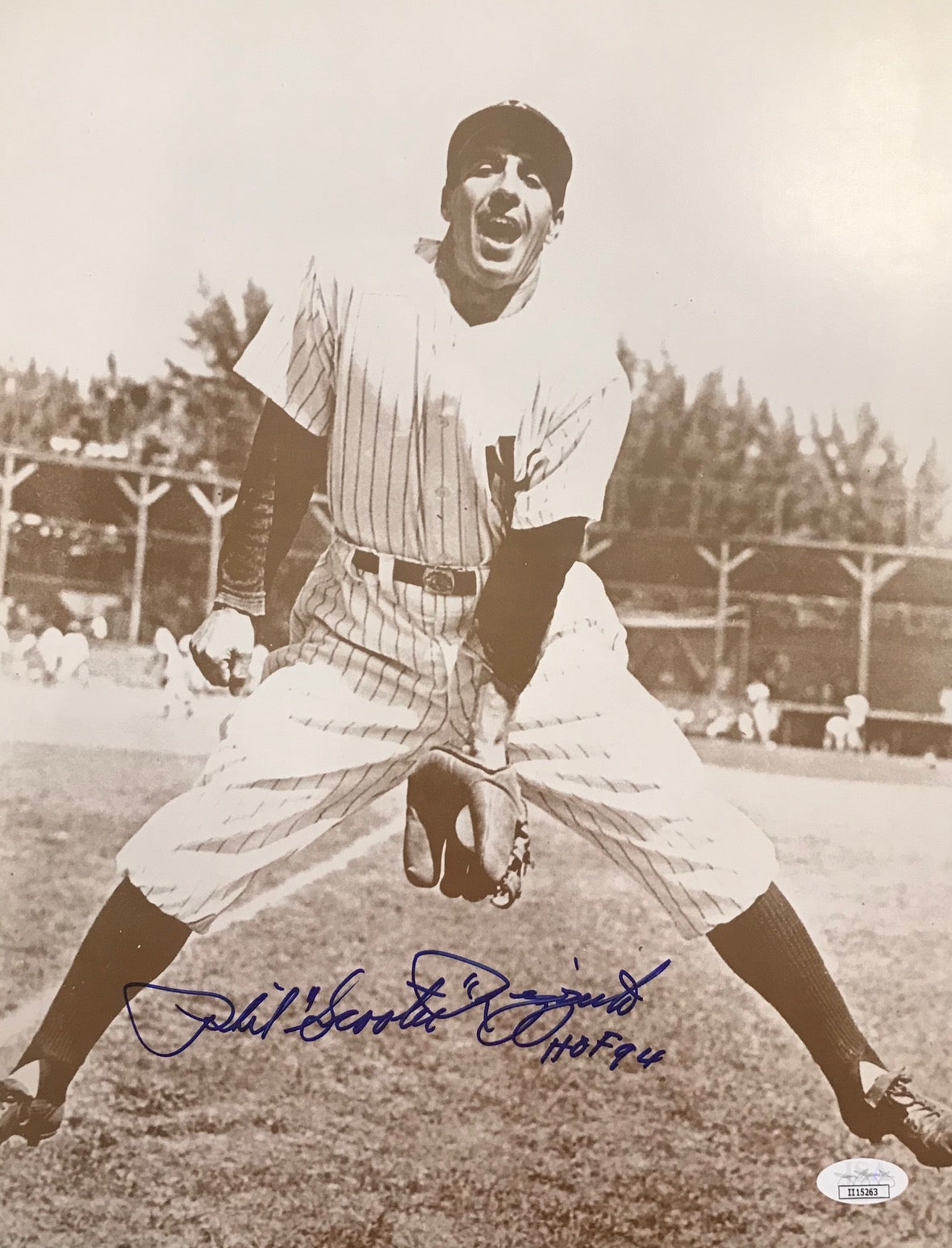 Autographed Andre Dawson HoF 2010 Chicago Cubs 11X14 Photo with Beckett  COA