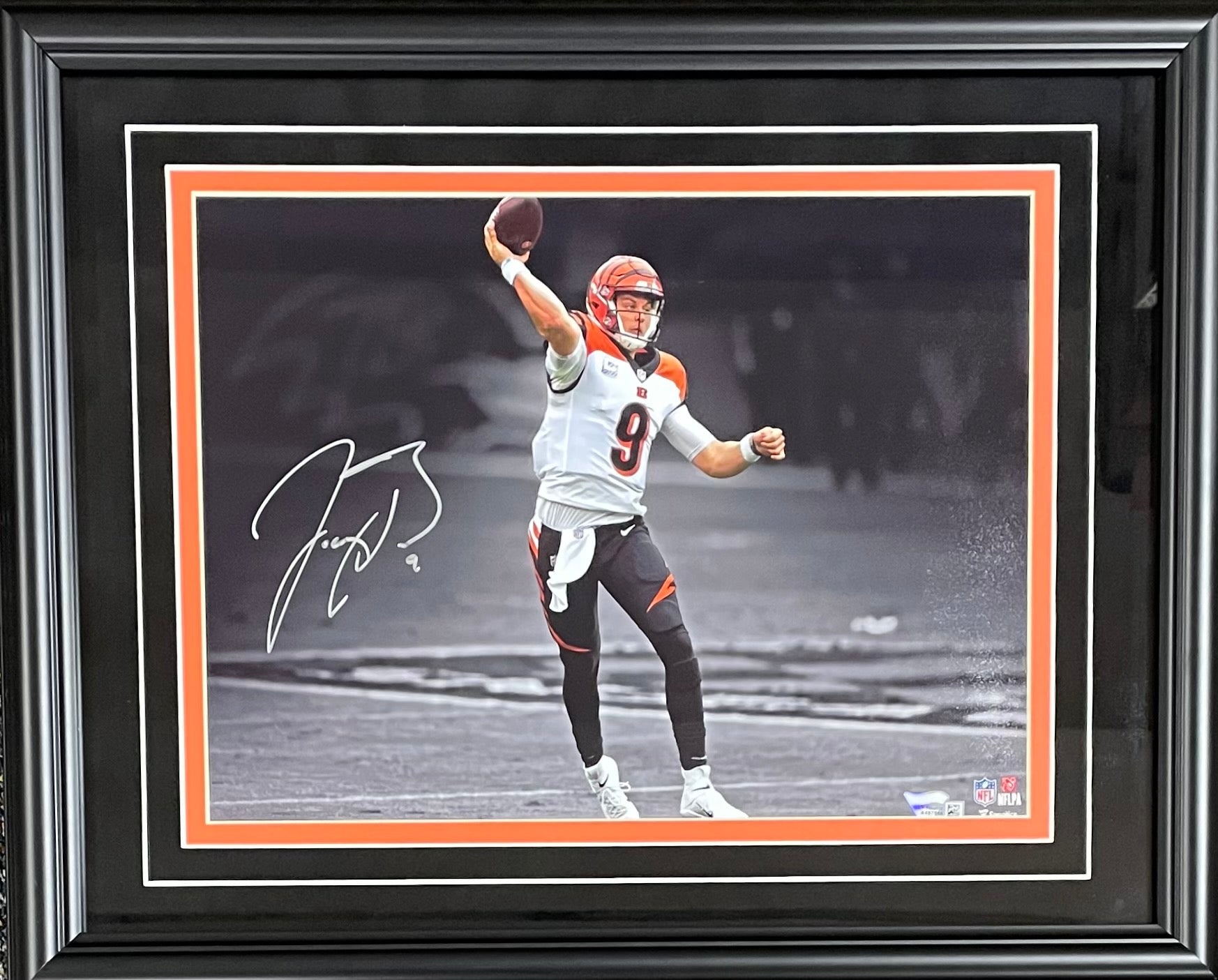 Framed Joe Burrow Cincinnati Bengals Autographed 8 x 10 Throwing