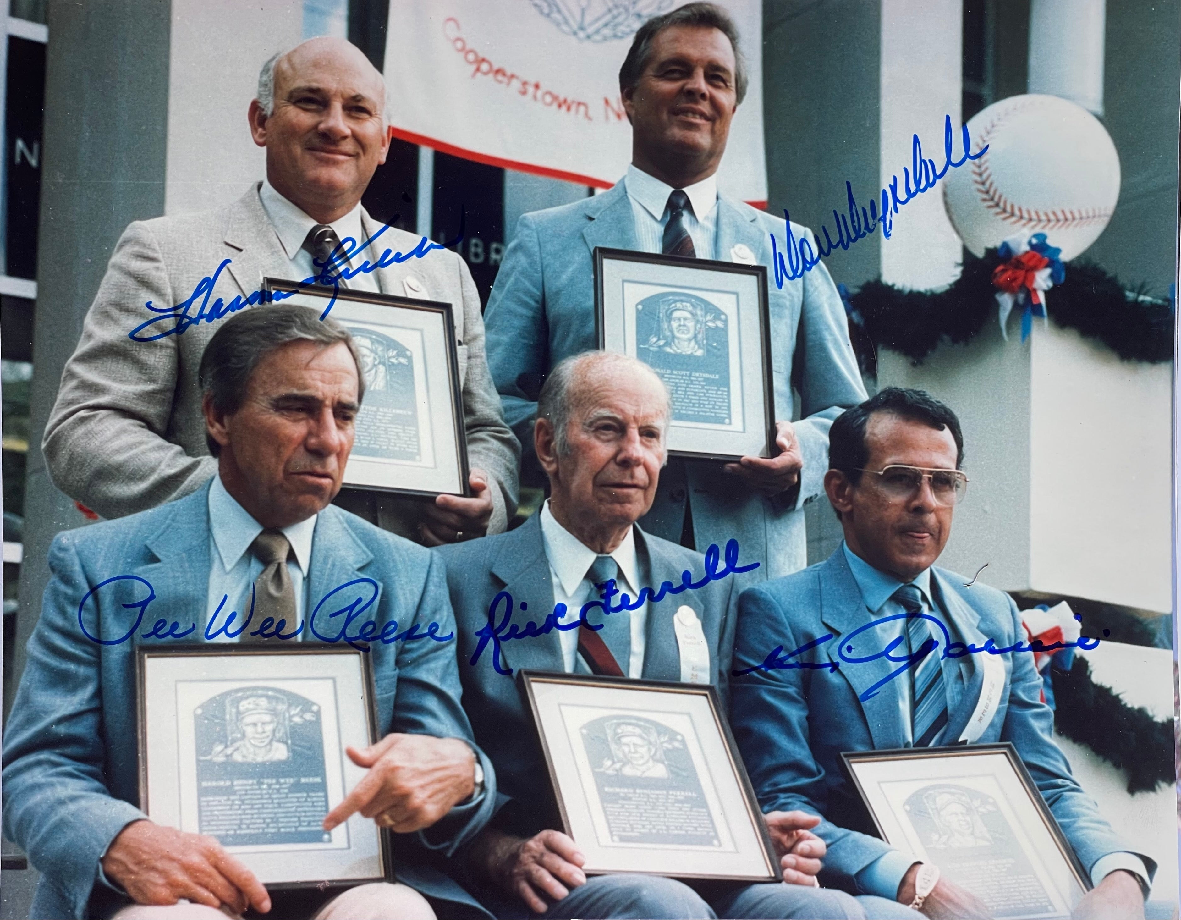 Autographed Luis Aparicio Photo - 8X10