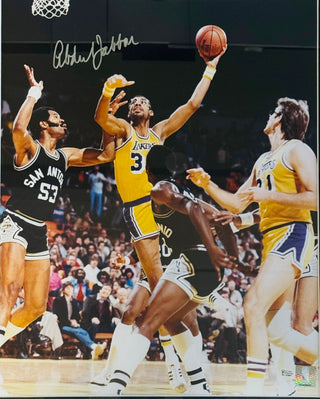 Kareem Abdul Jabbar Autographed 16x20 Framed Photo (Online Authentics)