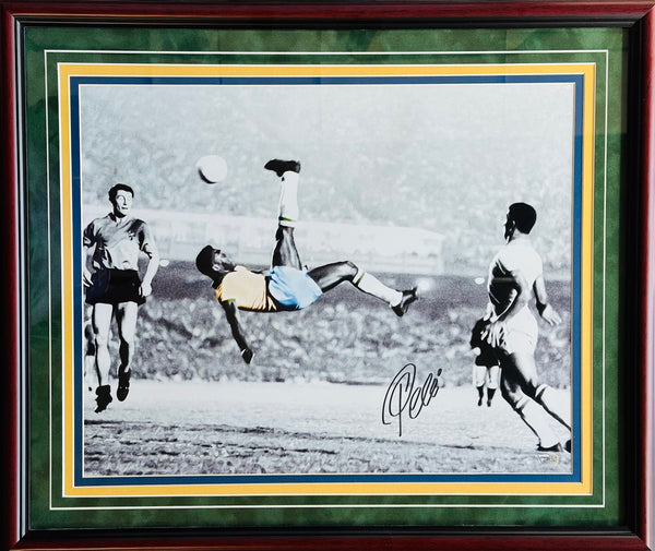 Pele Autographed 16x20 Framed Soccer Photo (Fanatics)