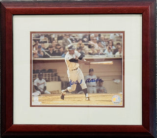 Hank Aaron Autographed 8x10 Framed Photo (Mounted Memories)