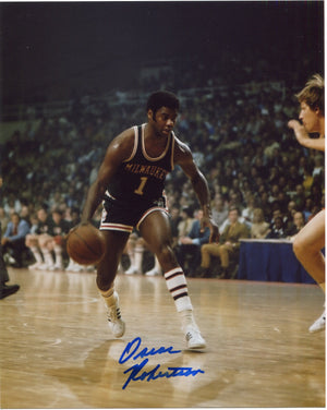 Oscar Robertson Autographed 8x10 Basketball Photo