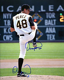 Oliver Perez Autographed / Signed Pitching 8x10 Photo