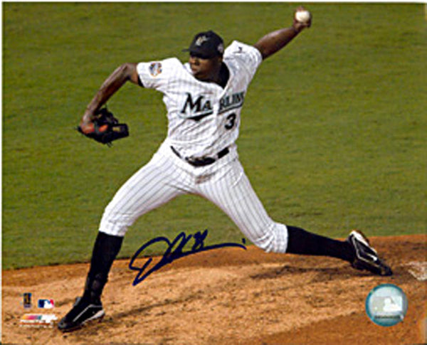 Dontrelle Willis Autographed / Signed Pitching 16x20 Photo