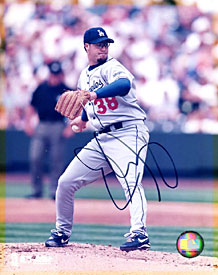 Eric Gagne Autographed / Signed Pitching 8x10 Photo